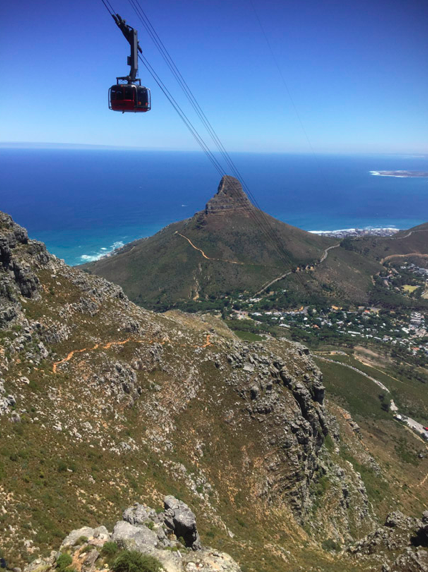 Pujant a Table Mountain, a Ciutat del Cap, amb Signal HIll i Robben Island al fons.